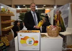 Heiko Pult der Firma HLB Europe GmbH zeigt eine Papaya Formosa. Die Firma importiert verschiedenste Fruchtexoten nach Europa, sowohl in konventioneller als auch in Bioqualität.